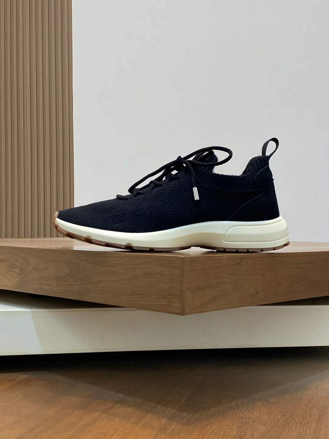 Factory price: 438💰Dior’s latest men’s fashion sneakers. This item draws inspiration from retro jogging shoes. Featuring a thick, low-top design, it features a mesh fabric upper and an ultra-light rubber foam sole. The side is decorated with an embossed "Di~r" logo. Code number: 39-44 (order 38, 45, 46)